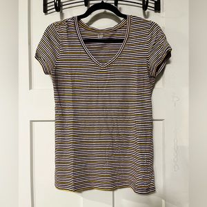 LAST CHANCE Like new GAP V neck t-shirt